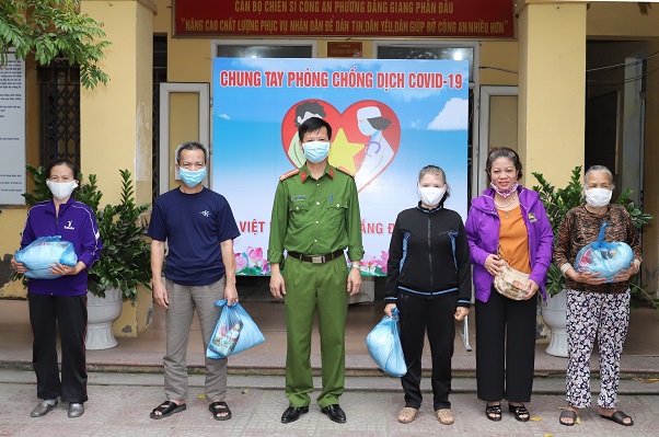 Công an phường Đằng Giang (quận Ngô Quyền): Trao 150 suất quà hỗ trợ các gia đình gặp khó khăn